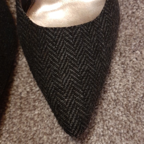 Gray & Black Textured pointy toed heels - Picture 3 of 5
